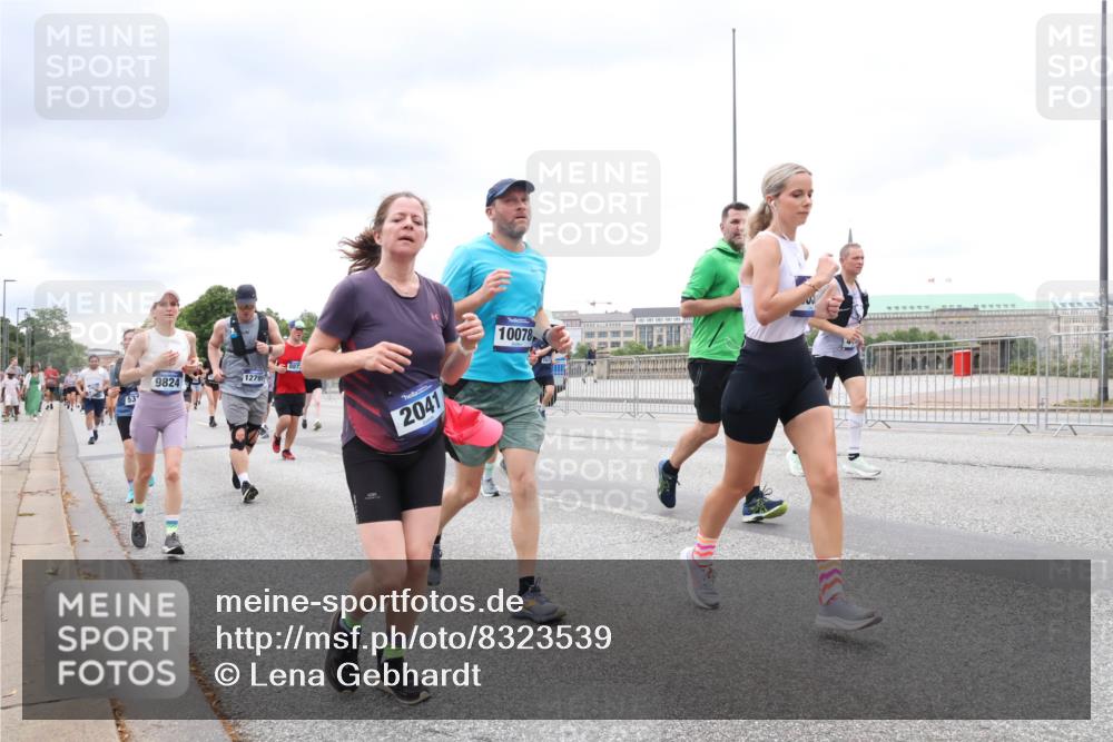 29.06.2025 - hella hamburg halbmarathon Lena Gebhardt http://msf.ph/oto/8323539 29.06.2025 10:57:34 Lombardsbrücke 9824, 12799, 887, 2041, 10078, 1123, 1242, 1248, 1265, 1643, 2015, 2041, 2370, 2451, 2567, 2900, 3191, 3195, 3385, 3388, 3433, 3723, 3750, 3851, 3954, 4059, 4086, 4106, 4180, 4197, 4485, 4521, 4611, 4830, 4998, 5057, 5117, 5316, 5632, 5639, 5736, 5738, 6053, 6827, 6832, 6857, 6916, 7172, 7193, 7592, 7720, 7728, 7787, 8035, 8159, 8224, 8287, 8386, 8474, 8540, 8552, 8679, 8708, 8773, 8851, 8853, 8873, 9059, 9110, 9233, 9318, 9394, 9496, 9613 meine-sportfotos.de