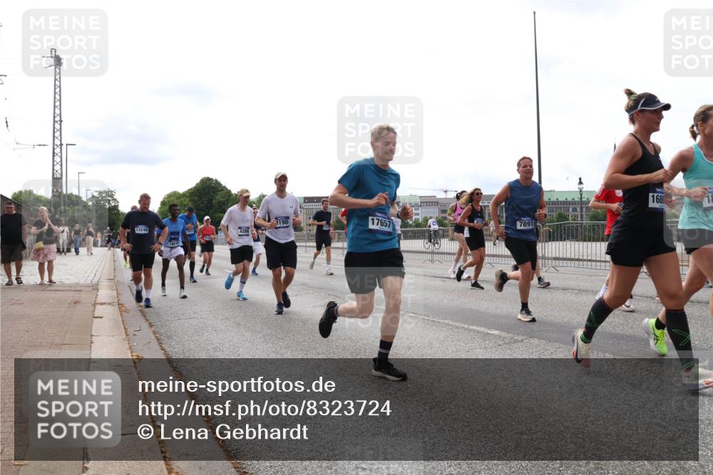 29.06.2025 - hella hamburg halbmarathon Lena Gebhardt http://msf.ph/oto/8323724 29.06.2025 10:23:06 Lombardsbrücke 17657, 1029, 1362, 1853, 2294, 2766, 2925, 3003, 3029, 3034, 3600, 3601, 4190, 4266, 4728, 4793, 5223, 5343, 5629, 6502, 6578, 6784, 6785, 6849, 7188, 7190, 7266, 7529, 7820, 7891, 7925, 8687, 8688, 8716, 8918, 8920, 9133, 9256, 9301, 9877, 9913, 10205, 10739, 10826, 11798, 12025, 12073, 12190, 12265, 13560, 13921, 14041, 14338, 14525, 14801, 14821, 16416, 16558, 17013, 17099, 17207, 17299, 17719 meine-sportfotos.de
