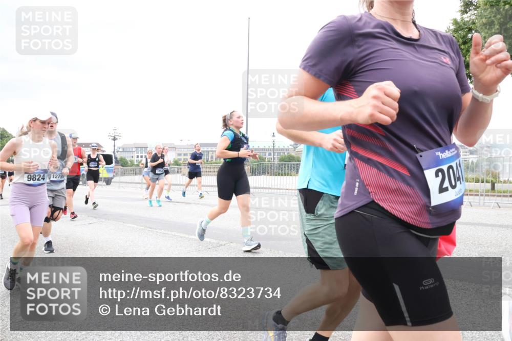 29.06.2025 - hella hamburg halbmarathon Lena Gebhardt http://msf.ph/oto/8323734 29.06.2025 10:57:35 Lombardsbrücke 9824, 12799, 12819, 3750, 20, 1123, 1242, 1248, 1265, 1643, 2015, 2041, 2370, 2451, 2567, 2900, 3191, 3195, 3385, 3388, 3433, 3723, 3750, 3851, 3954, 4059, 4086, 4106, 4180, 4197, 4485, 4521, 4611, 4830, 4998, 5117, 5316, 5632, 5639, 5736, 5738, 6053, 6827, 6832, 6857, 6916, 7172, 7193, 7592, 7720, 7728, 7787, 8035, 8159, 8224, 8287, 8386, 8474, 8540, 8552, 8679, 8708, 8773, 8851, 8853, 8873, 9059, 9110, 9233, 9318, 9394, 9496, 9613 meine-sportfotos.de