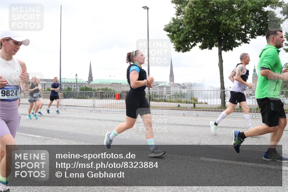 29.06.2025 - hella hamburg halbmarathon Lena Gebhardt http://msf.ph/oto/8323884 29.06.2025 10:57:35 Lombardsbrücke 9824, 3750, 1123, 1242, 1248, 1265, 1643, 2015, 2041, 2370, 2451, 2567, 2900, 3191, 3195, 3385, 3388, 3433, 3723, 3750, 3851, 3954, 4059, 4086, 4106, 4180, 4197, 4485, 4521, 4611, 4830, 4998, 5117, 5316, 5632, 5639, 5736, 5738, 6053, 6827, 6832, 6857, 6916, 7172, 7193, 7592, 7720, 7728, 7787, 8035, 8159, 8224, 8287, 8386, 8474, 8540, 8552, 8679, 8708, 8773, 8851, 8853, 8873, 9059, 9110, 9233, 9318, 9394, 9496, 9613 meine-sportfotos.de