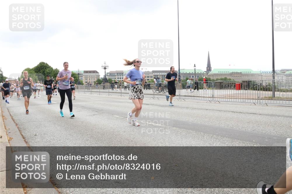 29.06.2025 - hella hamburg halbmarathon Lena Gebhardt http://msf.ph/oto/8324016 29.06.2025 10:47:20 Lombardsbrücke 17015, 10772, 11378, 1073, 1185, 1286, 1434, 1463, 1523, 1593, 1607, 1704, 1720, 1961, 2148, 2211, 2327, 2407, 2537, 2555, 2556, 2665, 2882, 2981, 2994, 3339, 4037, 4184, 4239, 4325, 4423, 4483, 4806, 4895, 4974, 4975, 5111, 5114, 5621, 5622, 5796, 5895, 5953, 6255, 6256, 6485, 6496, 6879, 6995, 7073, 7403, 7430, 7431, 7630, 7631, 8105, 8131, 8270, 8486, 8684, 8706, 8915, 8953, 8967, 9018, 11351, 11458, 11730, 11738 meine-sportfotos.de