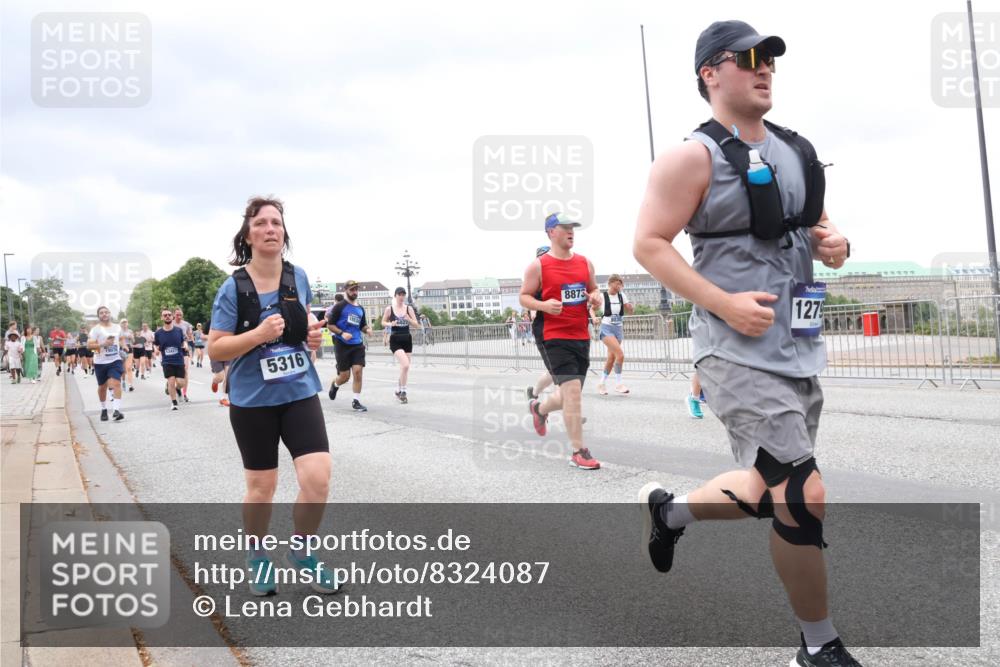 29.06.2025 - hella hamburg halbmarathon Lena Gebhardt http://msf.ph/oto/8324087 29.06.2025 10:57:36 Lombardsbrücke 5316, 8873, 1279, 1123, 1242, 1248, 1265, 1643, 2015, 2041, 2370, 2451, 2567, 2900, 3191, 3195, 3385, 3388, 3433, 3723, 3750, 3851, 3954, 4059, 4086, 4106, 4180, 4197, 4485, 4521, 4611, 4830, 4998, 5117, 5316, 5632, 5639, 5736, 5738, 6053, 6827, 6857, 6916, 7172, 7193, 7720, 7728, 7787, 8035, 8159, 8287, 8386, 8474, 8540, 8552, 8708, 8773, 8851, 8853, 8873, 9059, 9110, 9233, 9318, 9394, 9496, 9613 meine-sportfotos.de