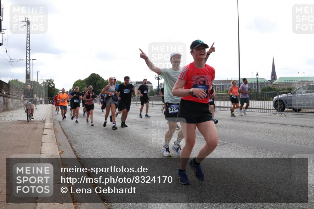 29.06.2025 - hella hamburg halbmarathon Lena Gebhardt http://msf.ph/oto/8324170 29.06.2025 10:37:39 Lombardsbrücke 2640, 17355, 16582, 3230, 1022, 1276, 1337, 1475, 1578, 1597, 1799, 1819, 1985, 2016, 2199, 2272, 2480, 2486, 2640, 2853, 3230, 3246, 3633, 4097, 4347, 4733, 5139, 5146, 5171, 5186, 5522, 5560, 5790, 5875, 5940, 6243, 6362, 6821, 6955, 7085, 7124, 7235, 7244, 7321, 7350, 7544, 7696, 7707, 7777, 7823, 8811, 8843, 8985, 9247, 9288, 9524, 9895, 10159, 10506, 10836, 11087, 11543, 12123, 12254, 12472, 12824, 16680, 17798 meine-sportfotos.de