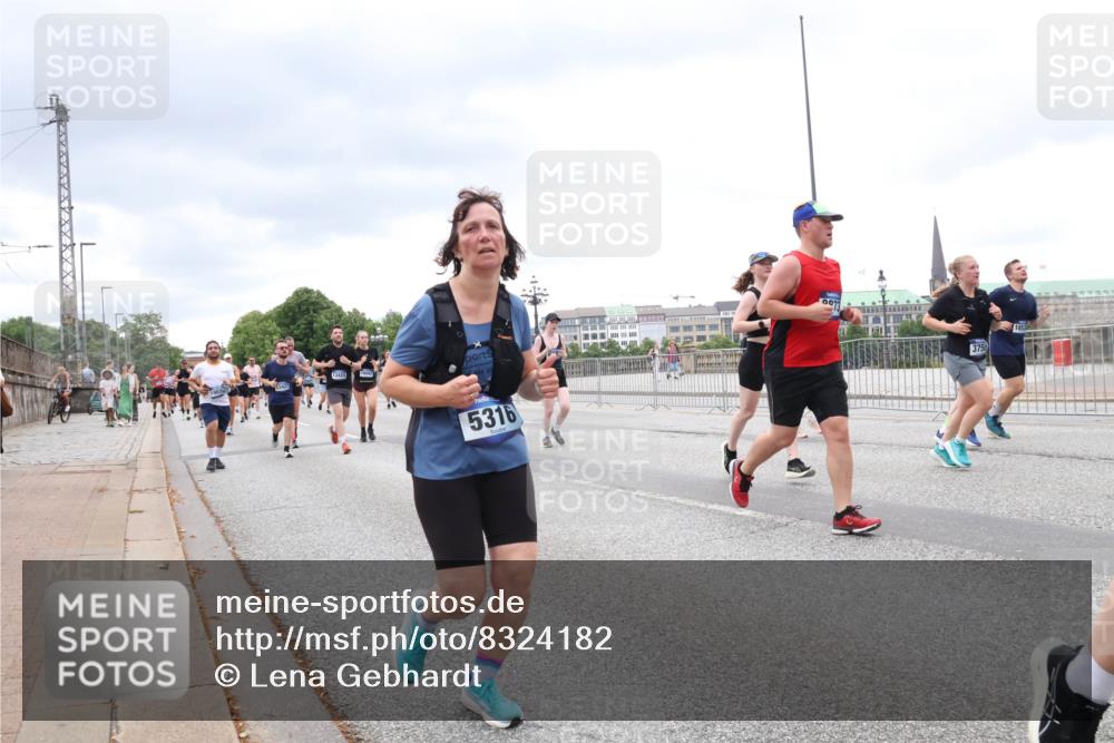 29.06.2025 - hella hamburg halbmarathon Lena Gebhardt http://msf.ph/oto/8324182 29.06.2025 10:57:37 Lombardsbrücke 5316, 0072, 3750, 1123, 1242, 1248, 1265, 1643, 2015, 2041, 2370, 2451, 2567, 2900, 3191, 3195, 3385, 3388, 3433, 3723, 3750, 3851, 3954, 4059, 4086, 4106, 4180, 4197, 4521, 4830, 4998, 5117, 5316, 5632, 5639, 5736, 5738, 6827, 6857, 6916, 7172, 7193, 7720, 7728, 7787, 8035, 8159, 8287, 8386, 8474, 8540, 8552, 8708, 8773, 8851, 8853, 8873, 9059, 9110, 9233, 9318, 9394, 9496, 9613 meine-sportfotos.de