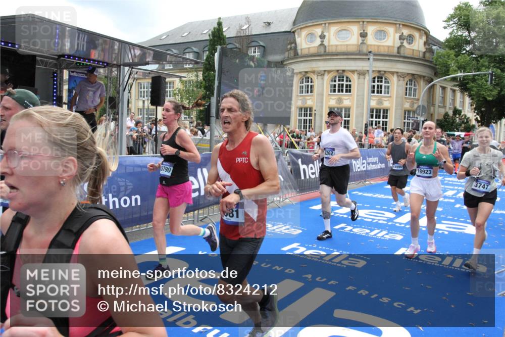 29.06.2025 - hella hamburg halbmarathon Michael Strokosch http://msf.ph/oto/8324212 29.06.2025 10:48:31 Ziel 3747, 5362, 5528, 6081, 6923, 8216, 9262, 10000, 10860, 11451, 12149, 12549, 12690, 12840, 13962, 14033, 14990, 15808, 15917, 17395, 17855, 18251, 18790, 18923 meine-sportfotos.de