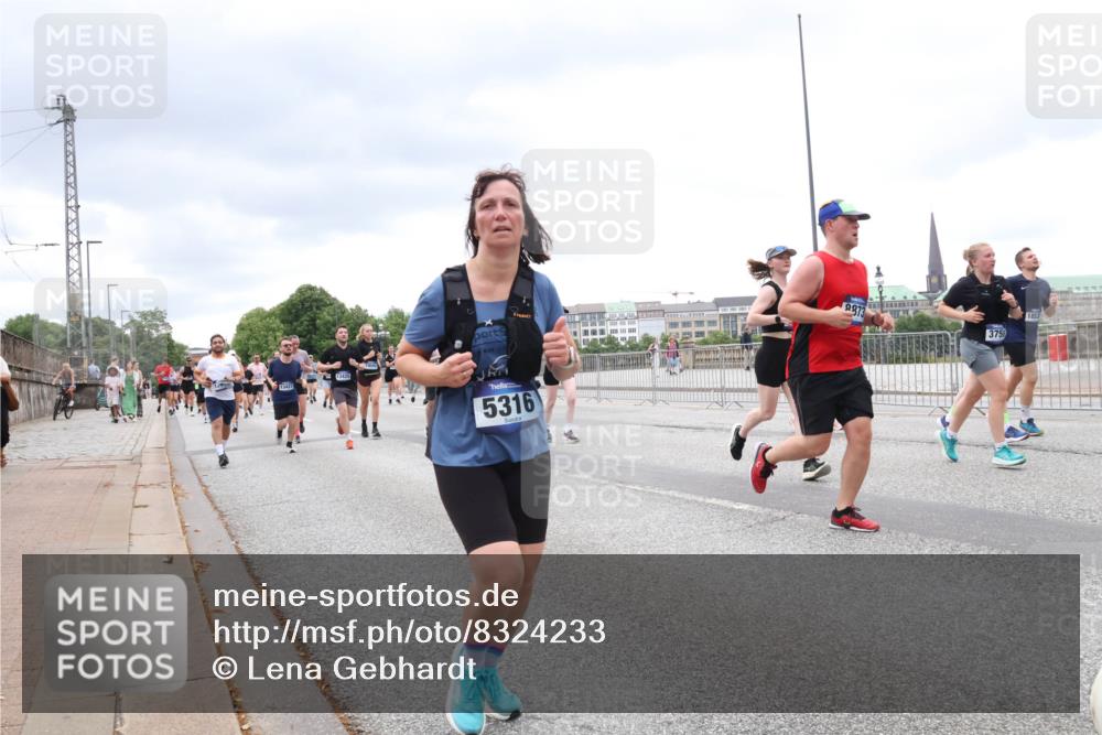 29.06.2025 - hella hamburg halbmarathon Lena Gebhardt http://msf.ph/oto/8324233 29.06.2025 10:57:37 Lombardsbrücke 13427, 13425, 5316, 9873, 3750, 1123, 1242, 1248, 1265, 1643, 2015, 2041, 2370, 2451, 2567, 2900, 3191, 3195, 3385, 3388, 3433, 3723, 3750, 3851, 3954, 4059, 4086, 4106, 4180, 4197, 4521, 4830, 4998, 5117, 5316, 5632, 5639, 5736, 5738, 6827, 6857, 6916, 7172, 7193, 7720, 7728, 7787, 8035, 8159, 8287, 8386, 8474, 8540, 8552, 8708, 8773, 8851, 8853, 8873, 9059, 9110, 9233, 9318, 9394, 9496, 9613 meine-sportfotos.de
