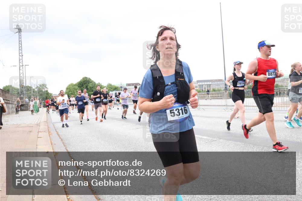29.06.2025 - hella hamburg halbmarathon Lena Gebhardt http://msf.ph/oto/8324269 29.06.2025 10:57:37 Lombardsbrücke 5316, 2819, 8873, 1123, 1242, 1248, 1265, 1643, 2015, 2041, 2370, 2451, 2567, 2900, 3191, 3195, 3385, 3388, 3433, 3723, 3750, 3851, 3954, 4059, 4086, 4106, 4180, 4197, 4521, 4830, 4998, 5117, 5316, 5632, 5639, 5736, 5738, 6827, 6857, 6916, 7172, 7193, 7720, 7728, 7787, 8035, 8159, 8287, 8386, 8474, 8540, 8552, 8708, 8773, 8851, 8853, 8873, 9059, 9110, 9233, 9318, 9394, 9496, 9613 meine-sportfotos.de