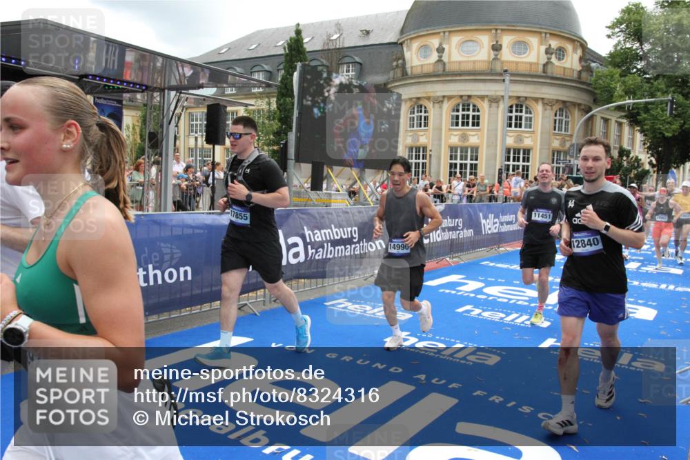 29.06.2025 - hella hamburg halbmarathon Michael Strokosch http://msf.ph/oto/8324316 29.06.2025 10:48:33 Ziel 1163, 1176, 2213, 3747, 5362, 6081, 9262, 10000, 10860, 11451, 11579, 12149, 12549, 12690, 12840, 13962, 14033, 14990, 15808, 15917, 17395, 17855, 18251, 18790, 18815, 18923 meine-sportfotos.de