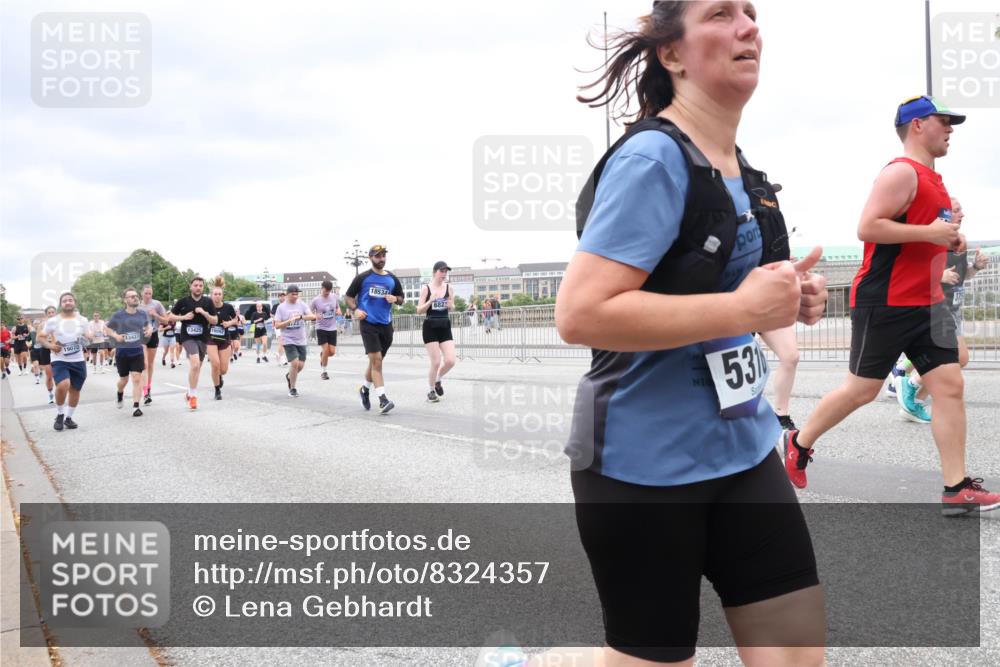 29.06.2025 - hella hamburg halbmarathon Lena Gebhardt http://msf.ph/oto/8324357 29.06.2025 10:57:37 Lombardsbrücke 13425, 19092, 19070, 18534, 6823, 531, 1123, 1242, 1248, 1265, 1643, 2015, 2041, 2370, 2451, 2567, 2900, 3191, 3195, 3385, 3388, 3433, 3723, 3750, 3851, 3954, 4059, 4086, 4106, 4180, 4197, 4521, 4830, 4998, 5117, 5316, 5632, 5639, 5736, 5738, 6827, 6857, 6916, 7172, 7193, 7720, 7728, 7787, 8035, 8159, 8287, 8386, 8474, 8540, 8552, 8708, 8773, 8851, 8853, 8873, 9059, 9110, 9233, 9318, 9394, 9496, 9613 meine-sportfotos.de