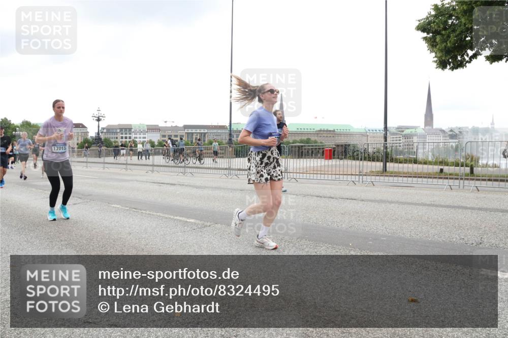 29.06.2025 - hella hamburg halbmarathon Lena Gebhardt http://msf.ph/oto/8324495 29.06.2025 10:47:21 Lombardsbrücke 3819, 17015, 1073, 1185, 1286, 1434, 1463, 1523, 1593, 1607, 1704, 1961, 2148, 2211, 2327, 2407, 2537, 2555, 2556, 2665, 2882, 2981, 2994, 3339, 4037, 4184, 4239, 4325, 4423, 4483, 4806, 4895, 4974, 4975, 5111, 5114, 5621, 5622, 5796, 5895, 5953, 6255, 6256, 6485, 6496, 6879, 6995, 7073, 7403, 7430, 7431, 7630, 7631, 8105, 8131, 8270, 8486, 8550, 8684, 8706, 8915, 8953, 8967, 9018, 11351, 11458, 11730, 11738 meine-sportfotos.de