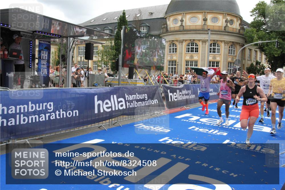 29.06.2025 - hella hamburg halbmarathon Michael Strokosch http://msf.ph/oto/8324508 29.06.2025 10:48:34 Ziel 1163, 1176, 2213, 9262, 10000, 10860, 11451, 11579, 12149, 12690, 12840, 13962, 14033, 14990, 15573, 15808, 15917, 17395, 17855, 18251, 18790, 18815, 18923 meine-sportfotos.de