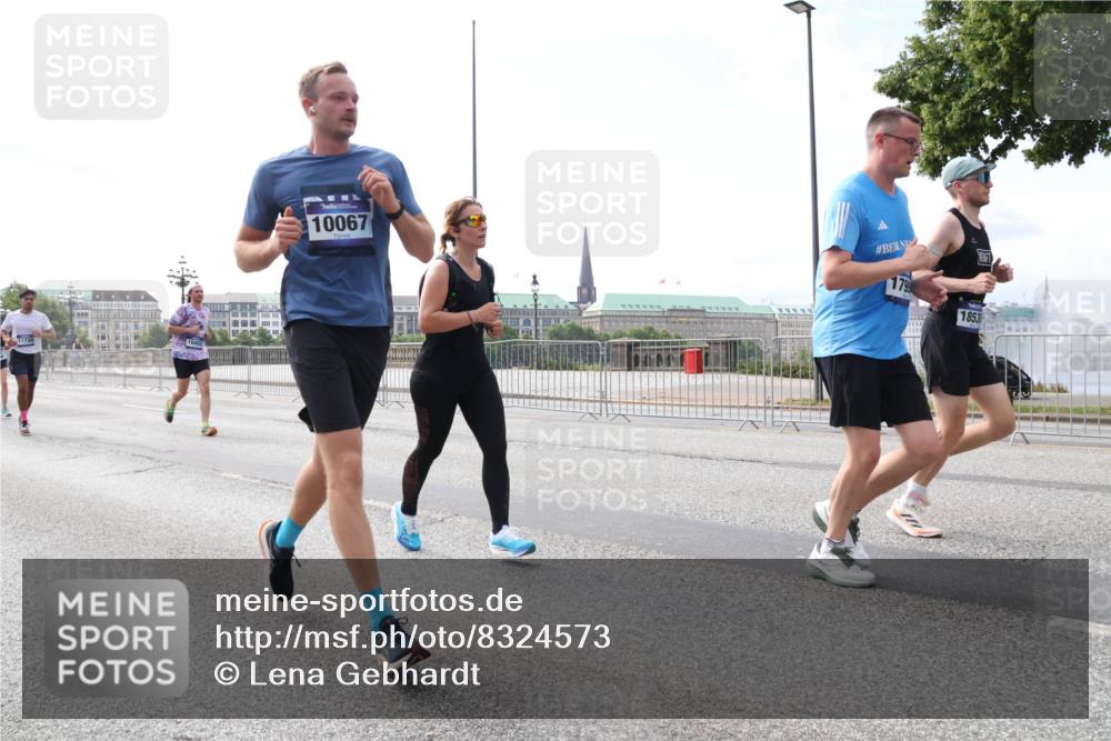 29.06.2025 - hella hamburg halbmarathon Lena Gebhardt http://msf.ph/oto/8324573 29.06.2025 10:12:53 Lombardsbrücke 11720, 10067, 179, 1853, 1020, 1051, 1249, 1610, 1785, 1851, 1939, 2531, 2891, 2942, 2963, 2964, 3182, 3248, 3262, 4453, 4499, 4532, 4554, 5150, 5166, 5597, 5598, 6207, 6822, 6966, 7014, 7873, 7907, 8398, 8405, 8917, 8971, 9141, 9254, 10067, 10402, 10581, 11025, 11720, 12456, 13566, 13816, 14404, 14540, 14869, 15012, 15369, 15531, 16030, 16255, 16323, 16437, 16473, 16826, 16911, 17061, 17699, 17994, 18048, 18178, 18320, 18493, 18530 meine-sportfotos.de