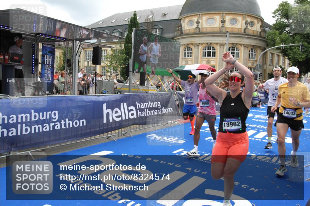29.06.2025 - hella hamburg halbmarathon Michael Strokosch http://msf.ph/oto/8324574 29.06.2025 10:48:35 Ziel 1163, 1176, 2213, 5421, 10000, 10860, 11451, 11579, 12149, 12690, 12840, 13962, 14033, 14990, 15573, 15808, 15917, 17395, 17855, 18251, 18815 meine-sportfotos.de