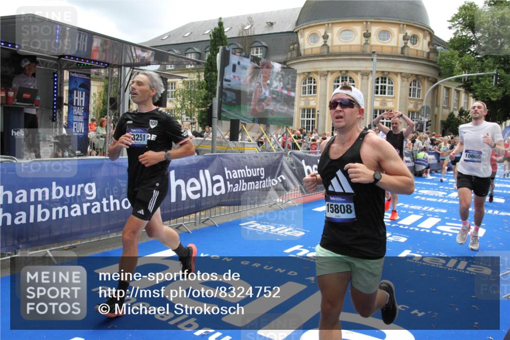 29.06.2025 - hella hamburg halbmarathon Michael Strokosch http://msf.ph/oto/8324752 29.06.2025 10:48:37 Ziel 1163, 1176, 2213, 4553, 5421, 9538, 10000, 10859, 10860, 11579, 12149, 12690, 13962, 14033, 15573, 15808, 15917, 17395, 18251, 18815 meine-sportfotos.de