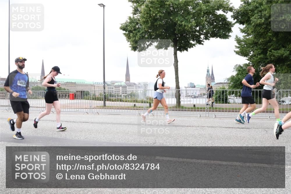29.06.2025 - hella hamburg halbmarathon Lena Gebhardt http://msf.ph/oto/8324784 29.06.2025 10:57:39 Lombardsbrücke 18534, 1123, 1242, 1248, 1265, 1643, 2015, 2041, 2370, 2451, 2567, 2900, 3191, 3195, 3385, 3388, 3433, 3644, 3723, 3750, 3851, 3954, 4059, 4086, 4106, 4180, 4197, 4521, 4830, 5117, 5316, 5632, 5736, 5738, 6827, 6857, 6916, 7172, 7193, 7556, 7720, 7728, 7787, 8035, 8159, 8287, 8386, 8474, 8540, 8552, 8708, 8773, 8851, 8853, 8873, 9059, 9110, 9233, 9318, 9394, 9496, 9613 meine-sportfotos.de