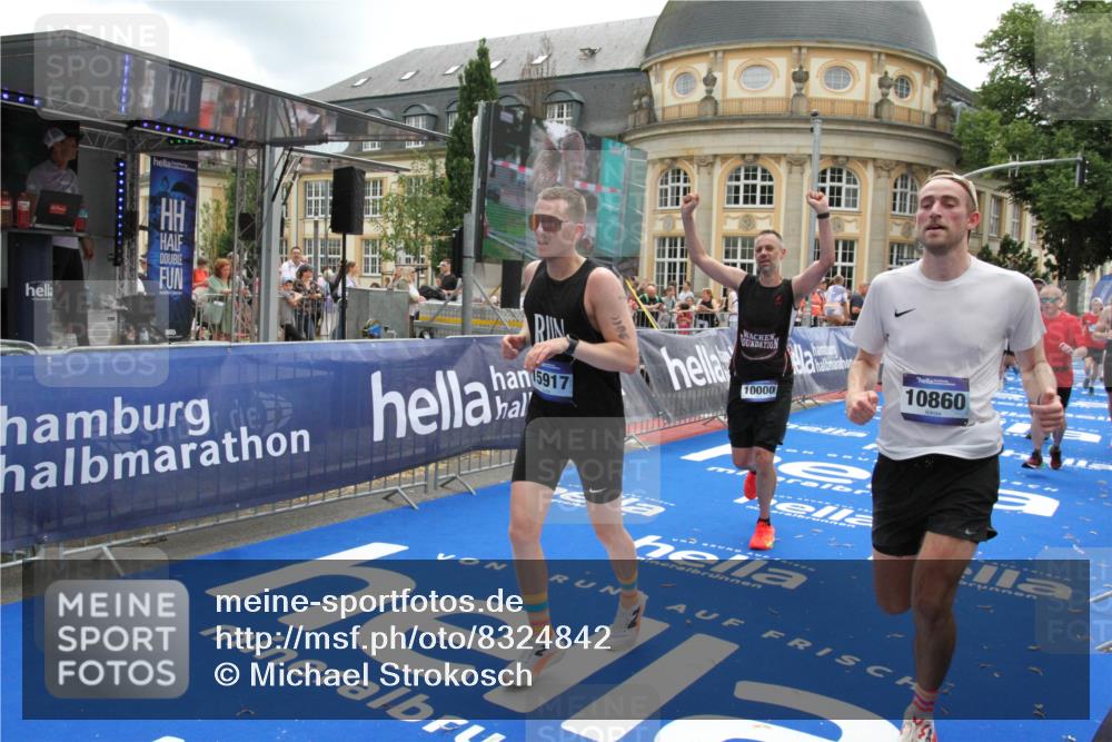 29.06.2025 - hella hamburg halbmarathon Michael Strokosch http://msf.ph/oto/8324842 29.06.2025 10:48:38 Ziel 1163, 1176, 2213, 4553, 5421, 9538, 10000, 10859, 10860, 11579, 12149, 12690, 14033, 15573, 15808, 15917, 17395, 18251, 18815 meine-sportfotos.de