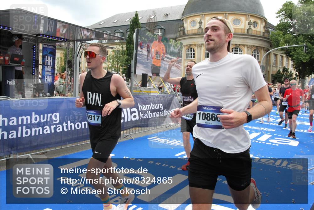 29.06.2025 - hella hamburg halbmarathon Michael Strokosch http://msf.ph/oto/8324865 29.06.2025 10:48:38 Ziel 1163, 1176, 2213, 4553, 5421, 9538, 10000, 10859, 10860, 11579, 12149, 12690, 14033, 15573, 15808, 15917, 17395, 18251, 18815 meine-sportfotos.de