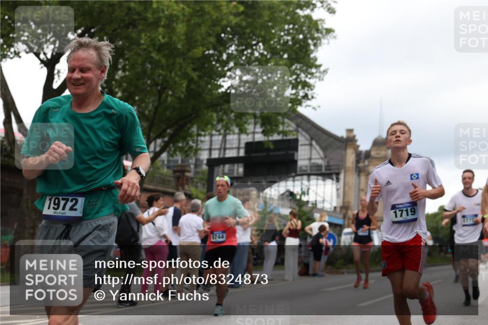 29.06.2025 - hella hamburg halbmarathon Yannick Fuchs http://msf.ph/oto/8324873 29.06.2025 10:51:25 20KM 1200, 1239, 1563, 1715, 1719, 1972, 2236, 2606, 2652, 3141, 3575, 4261, 5015, 5134, 5391, 5457, 5458, 5728, 6281, 6302, 6720, 6892, 7159, 7269, 7833, 8744, 9450, 10383, 10408, 12144, 12509, 12773, 12774, 13376, 13523, 13664, 14361, 14737, 14881, 14951, 15090, 15110, 15125, 15189, 15220, 15349, 15664, 16093, 16418, 17201, 17758, 17769, 17848, 18388, 18508 meine-sportfotos.de