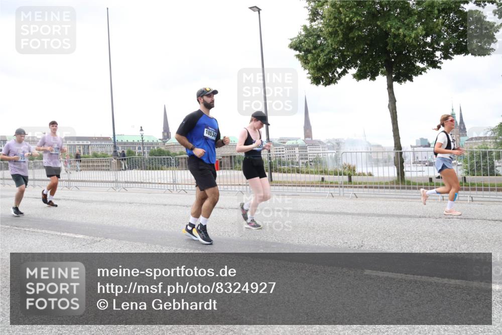 29.06.2025 - hella hamburg halbmarathon Lena Gebhardt http://msf.ph/oto/8324927 29.06.2025 10:57:39 Lombardsbrücke 1947, 18534, 1123, 1242, 1248, 1265, 1643, 2015, 2041, 2370, 2451, 2567, 2900, 3191, 3195, 3385, 3388, 3433, 3644, 3723, 3750, 3851, 3954, 4059, 4086, 4106, 4180, 4197, 4521, 4830, 5117, 5316, 5632, 5736, 5738, 6827, 6857, 6916, 7172, 7193, 7556, 7720, 7728, 7787, 8035, 8159, 8287, 8386, 8474, 8540, 8552, 8708, 8773, 8851, 8853, 8873, 9059, 9110, 9233, 9318, 9394, 9496, 9613 meine-sportfotos.de