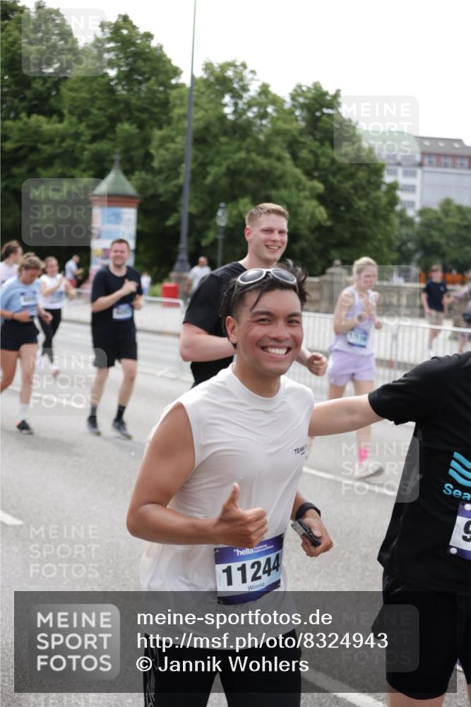 29.06.2025 - hella hamburg halbmarathon Jannik Wohlers http://msf.ph/oto/8324943 29.06.2025 10:39:44 Lombardsbrücke 1018, 1037, 1058, 1076, 1291, 1586, 1691, 1899, 2019, 2109, 2254, 2515, 2572, 2866, 2888, 3237, 3515, 3607, 3808, 4173, 4271, 4471, 4756, 5113, 5229, 5263, 5351, 5352, 5654, 5877, 5901, 6097, 6548, 6673, 6698, 6750, 6866, 6876, 6890, 6920, 7174, 7455, 7456, 7675, 7850, 8815, 8865, 8866, 9187, 9195, 9292, 9495, 10474, 10806, 10818, 10953, 11188, 11242, 11244, 11653, 11717, 12414, 12444, 12501, 12760, 12906, 13005, 13069, 13290, 13410, 13577, 13651, 14327, 14578, 15111 meine-sportfotos.de