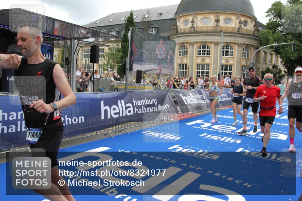 29.06.2025 - hella hamburg halbmarathon Michael Strokosch http://msf.ph/oto/8324977 29.06.2025 10:48:39 Ziel 1163, 1176, 2213, 4553, 5421, 9538, 10000, 10859, 10860, 11579, 14511, 15573, 15808, 15917, 18251, 18815 meine-sportfotos.de