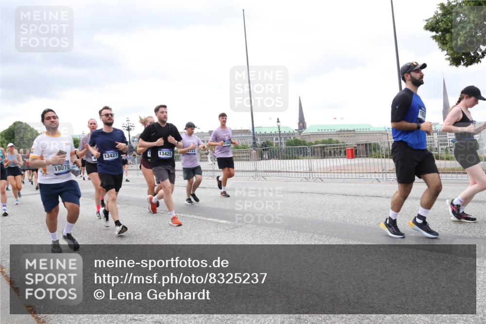 29.06.2025 - hella hamburg halbmarathon Lena Gebhardt http://msf.ph/oto/8325237 29.06.2025 10:57:40 Lombardsbrücke 11947, 13427, 1, 13425, 723, 19070, 1853, 1123, 1242, 1248, 1265, 1643, 2015, 2041, 2370, 2451, 2567, 2900, 3191, 3195, 3385, 3388, 3433, 3644, 3723, 3750, 3851, 3954, 4059, 4086, 4106, 4180, 4197, 4521, 4830, 5117, 5316, 5632, 5736, 5738, 6827, 6857, 6916, 7172, 7193, 7556, 7720, 7728, 7787, 8035, 8159, 8287, 8386, 8474, 8540, 8552, 8708, 8713, 8773, 8851, 8853, 8873, 9059, 9110, 9233, 9318, 9394, 9496, 9613 meine-sportfotos.de