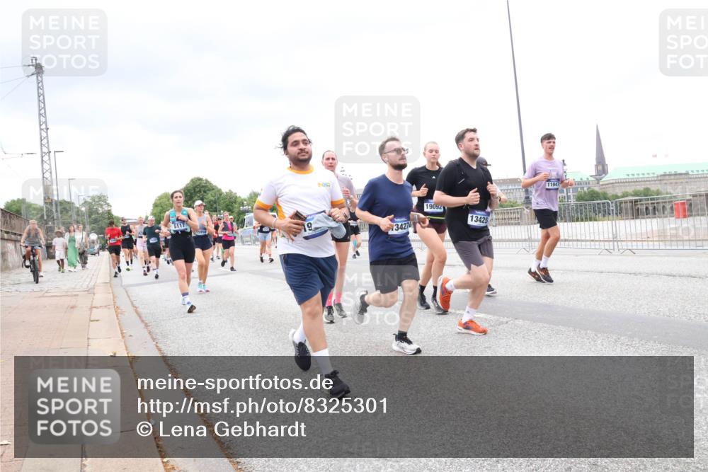 29.06.2025 - hella hamburg halbmarathon Lena Gebhardt http://msf.ph/oto/8325301 29.06.2025 10:57:40 Lombardsbrücke 5117, 3427, 19092, 13425, 11947, 1123, 1242, 1248, 1265, 1643, 2015, 2041, 2370, 2451, 2567, 2900, 3191, 3195, 3385, 3388, 3433, 3644, 3723, 3750, 3851, 3954, 4059, 4086, 4106, 4180, 4197, 4521, 4830, 5117, 5316, 5632, 5736, 5738, 6827, 6857, 6916, 7172, 7193, 7556, 7720, 7728, 7787, 8035, 8159, 8287, 8386, 8474, 8540, 8552, 8708, 8713, 8773, 8851, 8853, 8873, 9059, 9110, 9233, 9318, 9394, 9496, 9613 meine-sportfotos.de