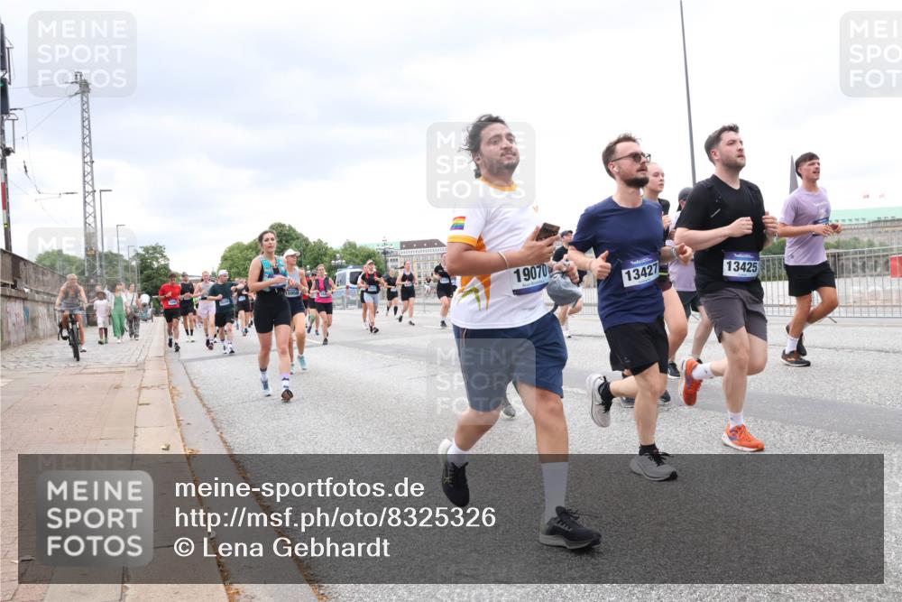 29.06.2025 - hella hamburg halbmarathon Lena Gebhardt http://msf.ph/oto/8325326 29.06.2025 10:57:40 Lombardsbrücke 19070, 13427, 13425, 1123, 1242, 1248, 1265, 1643, 2015, 2041, 2370, 2451, 2567, 2900, 3191, 3195, 3385, 3388, 3433, 3644, 3723, 3750, 3851, 3954, 4059, 4086, 4106, 4180, 4197, 4521, 4830, 5117, 5316, 5632, 5736, 5738, 6827, 6857, 6916, 7172, 7193, 7556, 7720, 7728, 7787, 8035, 8159, 8287, 8386, 8474, 8540, 8552, 8708, 8713, 8773, 8851, 8853, 8873, 9059, 9110, 9233, 9318, 9394, 9496, 9613 meine-sportfotos.de