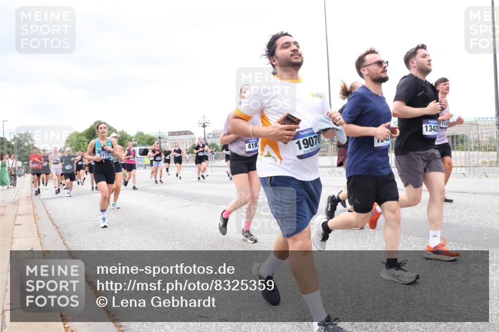 29.06.2025 - hella hamburg halbmarathon Lena Gebhardt http://msf.ph/oto/8325359 29.06.2025 10:57:41 Lombardsbrücke 15260, 5117, 419, 19070, 13425, 1194, 1123, 1242, 1248, 1265, 1643, 2015, 2041, 2451, 2567, 2900, 3191, 3195, 3385, 3388, 3433, 3644, 3723, 3750, 3954, 4059, 4086, 4106, 4180, 4197, 4521, 4830, 5117, 5316, 5632, 5736, 5738, 6337, 6827, 6857, 6916, 7172, 7193, 7556, 7720, 7728, 7787, 8035, 8159, 8287, 8386, 8474, 8540, 8552, 8708, 8713, 8773, 8851, 8853, 8873, 9059, 9110, 9233, 9318, 9394, 9398, 9436, 9496, 9613 meine-sportfotos.de