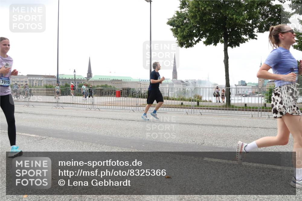 29.06.2025 - hella hamburg halbmarathon Lena Gebhardt http://msf.ph/oto/8325366 29.06.2025 10:47:22 Lombardsbrücke 17015, 1073, 1185, 1286, 1434, 1463, 1523, 1593, 1607, 1704, 1961, 2148, 2211, 2327, 2407, 2537, 2555, 2556, 2665, 2882, 2981, 2994, 3339, 4037, 4184, 4239, 4325, 4423, 4483, 4806, 4895, 4974, 4975, 5111, 5114, 5621, 5622, 5796, 5895, 5953, 6255, 6256, 6485, 6496, 6879, 6995, 7073, 7403, 7430, 7431, 7630, 7631, 7970, 8105, 8131, 8270, 8486, 8550, 8684, 8706, 8915, 8953, 8967, 9018, 9687, 11351, 11458, 11730, 11738 meine-sportfotos.de