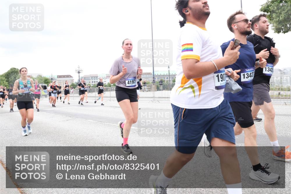 29.06.2025 - hella hamburg halbmarathon Lena Gebhardt http://msf.ph/oto/8325401 29.06.2025 10:57:41 Lombardsbrücke 4197, 190, 1342, 1342, 1123, 1242, 1248, 1265, 1643, 2015, 2041, 2451, 2567, 2900, 3191, 3195, 3385, 3388, 3433, 3644, 3723, 3750, 3954, 4059, 4086, 4106, 4180, 4197, 4521, 4830, 5117, 5316, 5632, 5736, 5738, 6337, 6827, 6857, 6916, 7172, 7193, 7556, 7720, 7728, 7787, 8035, 8159, 8287, 8386, 8474, 8540, 8552, 8708, 8713, 8773, 8851, 8853, 8873, 9059, 9110, 9233, 9318, 9394, 9398, 9436, 9496, 9613 meine-sportfotos.de
