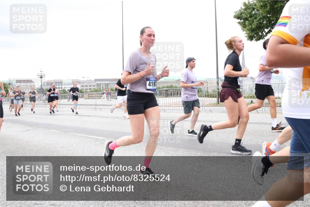 29.06.2025 - hella hamburg halbmarathon Lena Gebhardt http://msf.ph/oto/8325524 29.06.2025 10:57:41 Lombardsbrücke 4197, 1123, 1242, 1248, 1265, 1643, 2015, 2041, 2451, 2567, 2900, 3191, 3195, 3385, 3388, 3433, 3644, 3723, 3750, 3954, 4059, 4086, 4106, 4180, 4197, 4521, 4830, 5117, 5316, 5632, 5736, 5738, 6337, 6827, 6857, 6916, 7172, 7193, 7556, 7720, 7728, 7787, 8035, 8159, 8287, 8386, 8474, 8540, 8552, 8708, 8713, 8773, 8851, 8853, 8873, 9059, 9110, 9233, 9318, 9394, 9398, 9436, 9496, 9613 meine-sportfotos.de