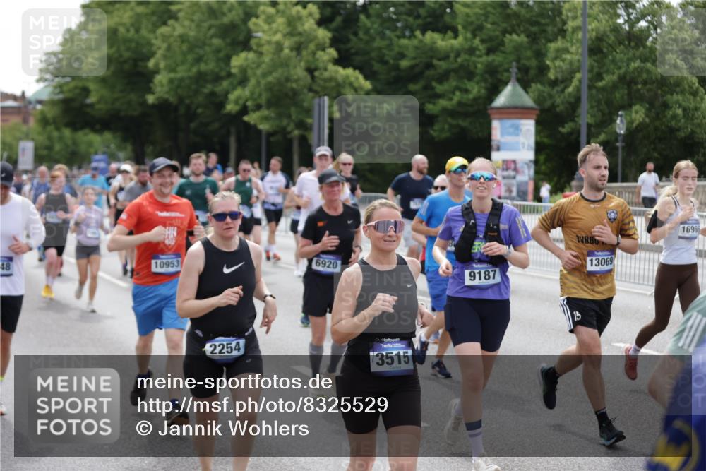 29.06.2025 - hella hamburg halbmarathon Jannik Wohlers http://msf.ph/oto/8325529 29.06.2025 10:39:47 Lombardsbrücke 1018, 1037, 1058, 1291, 1691, 2019, 2109, 2254, 2515, 2572, 2866, 2888, 3237, 3295, 3515, 3607, 3808, 4173, 4271, 4471, 4756, 5113, 5263, 5351, 5352, 5877, 5901, 6097, 6463, 6548, 6673, 6750, 6866, 6876, 6890, 6920, 7108, 7174, 7675, 7850, 8815, 9187, 9195, 9495, 10474, 10806, 10818, 10953, 11188, 11244, 11653, 11717, 11970, 12364, 12414, 12444, 12501, 12760, 13005, 13069, 13290, 13410, 13577, 13651, 15111, 15549, 15927, 16681, 17318 meine-sportfotos.de