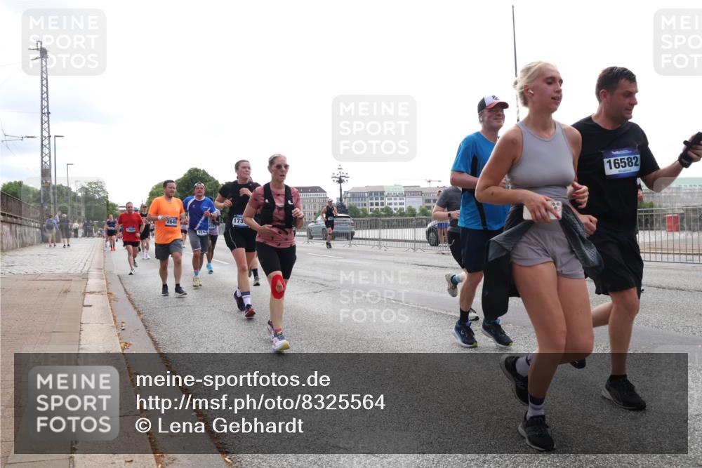 29.06.2025 - hella hamburg halbmarathon Lena Gebhardt http://msf.ph/oto/8325564 29.06.2025 10:37:42 Lombardsbrücke 12424, 2640, 6243, 173, 16582, 1022, 1276, 1337, 1475, 1578, 1799, 1819, 1985, 2016, 2199, 2486, 2640, 2853, 3230, 3246, 3633, 4097, 5139, 5146, 5171, 5186, 5522, 5560, 5790, 5875, 5940, 6243, 6362, 6697, 6821, 6955, 7085, 7124, 7235, 7244, 7321, 7350, 7544, 7696, 7777, 7823, 8811, 8843, 8985, 9247, 9288, 9524, 9895, 10159, 10506, 10836, 11087, 11543, 12123, 12254, 12472, 12824, 16680, 17798 meine-sportfotos.de
