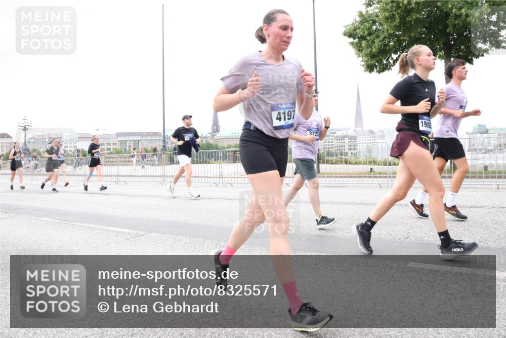 29.06.2025 - hella hamburg halbmarathon Lena Gebhardt http://msf.ph/oto/8325571 29.06.2025 10:57:42 Lombardsbrücke 4197, 3723, 19092, 1123, 1242, 1248, 1265, 1643, 2015, 2041, 2451, 2567, 2900, 3191, 3195, 3385, 3388, 3433, 3644, 3723, 3750, 3954, 4059, 4086, 4106, 4180, 4197, 4521, 4830, 5117, 5316, 5632, 5736, 5738, 6316, 6337, 6827, 6857, 6916, 7172, 7193, 7556, 7720, 7728, 7787, 8035, 8159, 8287, 8386, 8474, 8540, 8552, 8708, 8713, 8773, 8851, 8853, 8873, 9059, 9110, 9233, 9318, 9394, 9398, 9436, 9496, 9613 meine-sportfotos.de