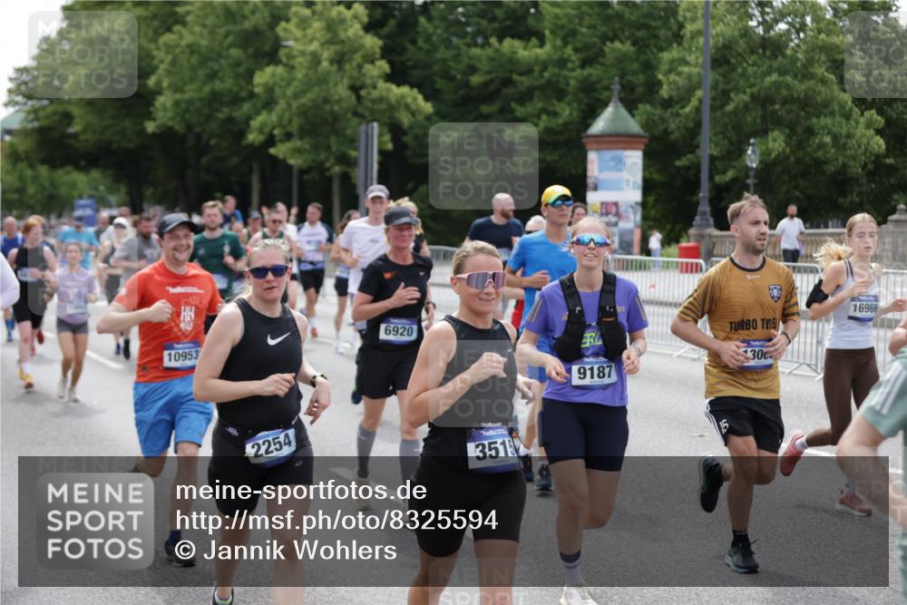 29.06.2025 - hella hamburg halbmarathon Jannik Wohlers http://msf.ph/oto/8325594 29.06.2025 10:39:47 Lombardsbrücke 1018, 1037, 1058, 1291, 1691, 2019, 2109, 2254, 2515, 2572, 2866, 2888, 3237, 3295, 3515, 3607, 3808, 4173, 4271, 4471, 4756, 5113, 5263, 5351, 5352, 5877, 5901, 6097, 6463, 6548, 6673, 6750, 6866, 6876, 6890, 6920, 7108, 7174, 7675, 7850, 8815, 9187, 9195, 9495, 10474, 10806, 10818, 10953, 11188, 11244, 11653, 11717, 11970, 12364, 12414, 12444, 12501, 12760, 13005, 13069, 13290, 13410, 13577, 13651, 15111, 15549, 15927, 16681, 17318 meine-sportfotos.de