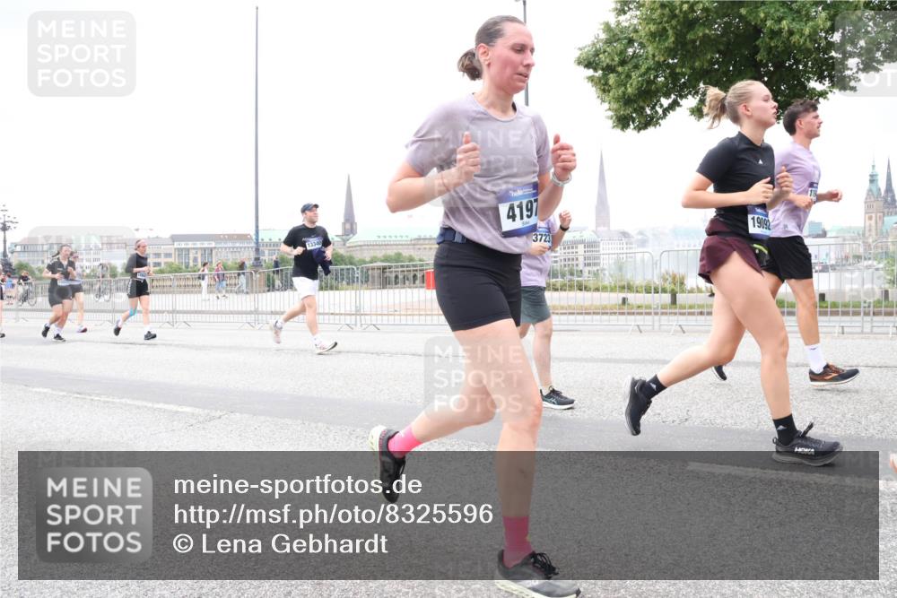 29.06.2025 - hella hamburg halbmarathon Lena Gebhardt http://msf.ph/oto/8325596 29.06.2025 10:57:42 Lombardsbrücke 13340, 4197, 3723, 19092, 1123, 1242, 1248, 1265, 1643, 2015, 2041, 2451, 2567, 2900, 3191, 3195, 3385, 3388, 3433, 3644, 3723, 3750, 3954, 4059, 4086, 4106, 4180, 4197, 4521, 4830, 5117, 5316, 5632, 5736, 5738, 6316, 6337, 6827, 6857, 6916, 7172, 7193, 7556, 7720, 7728, 7787, 8035, 8159, 8287, 8386, 8474, 8540, 8552, 8708, 8713, 8773, 8851, 8853, 8873, 9059, 9110, 9233, 9318, 9394, 9398, 9436, 9496, 9613 meine-sportfotos.de