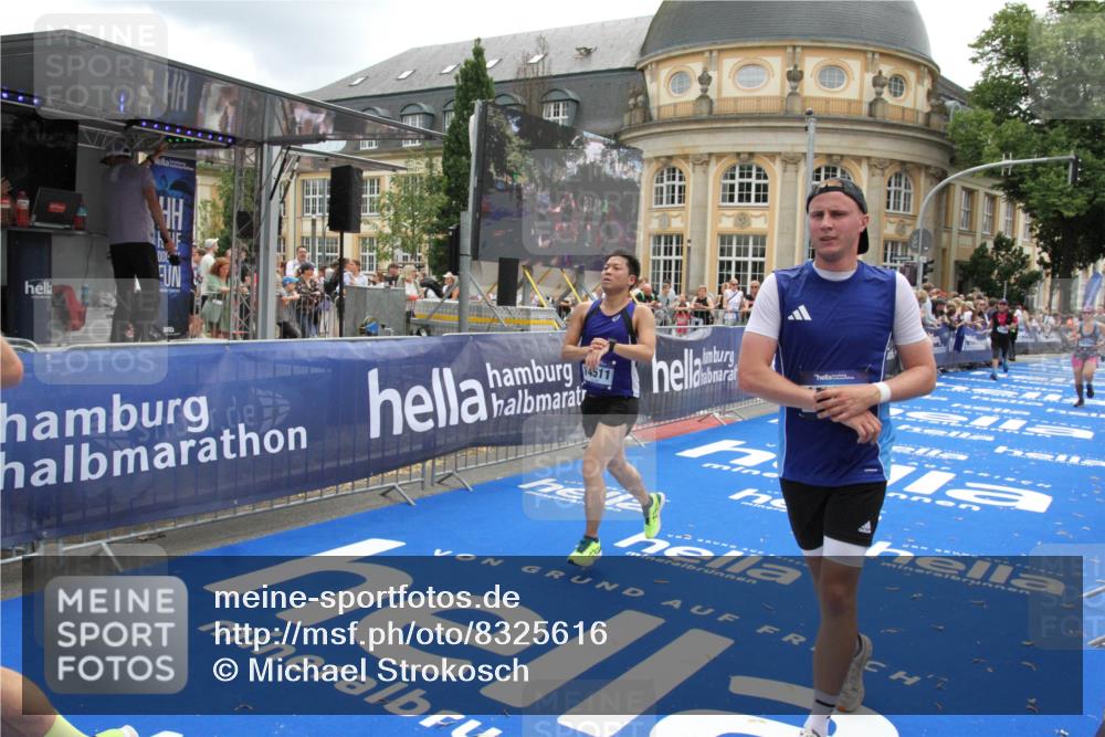 29.06.2025 - hella hamburg halbmarathon Michael Strokosch http://msf.ph/oto/8325616 29.06.2025 10:48:45 Ziel 1094, 2442, 4553, 9538, 10859, 12533, 14511, 15384, 17127 meine-sportfotos.de