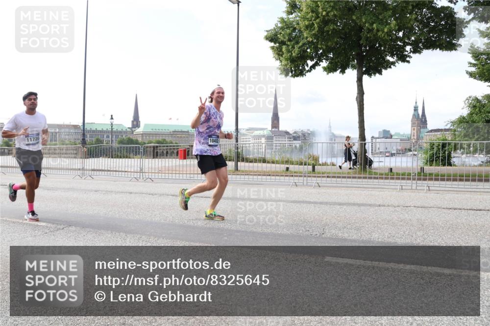 29.06.2025 - hella hamburg halbmarathon Lena Gebhardt http://msf.ph/oto/8325645 29.06.2025 10:12:56 Lombardsbrücke 11720, 10402, 1020, 1051, 1249, 1610, 1785, 1851, 1939, 2531, 2891, 2942, 2963, 2964, 3182, 3248, 3262, 4532, 4554, 5150, 5166, 5597, 5598, 6207, 7014, 7873, 7907, 8398, 8405, 8917, 8971, 9141, 10067, 10402, 10581, 11025, 11720, 12456, 13566, 13816, 14404, 14540, 14869, 15012, 15369, 15531, 16030, 16255, 16323, 16437, 16473, 16826, 16911, 17061, 17699, 17988, 17994, 18048, 18178, 18320, 18493, 18530, 18732 meine-sportfotos.de