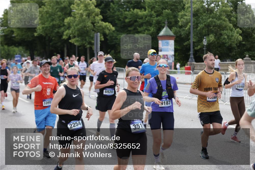 29.06.2025 - hella hamburg halbmarathon Jannik Wohlers http://msf.ph/oto/8325652 29.06.2025 10:39:47 Lombardsbrücke 1018, 1037, 1058, 1291, 1691, 2019, 2109, 2254, 2515, 2572, 2866, 2888, 3237, 3295, 3515, 3607, 3808, 4173, 4271, 4471, 4756, 5113, 5263, 5351, 5352, 5877, 5901, 6097, 6463, 6548, 6673, 6750, 6866, 6876, 6890, 6920, 7108, 7174, 7675, 7850, 8815, 9187, 9195, 9495, 10474, 10806, 10818, 10953, 11188, 11244, 11653, 11717, 11970, 12364, 12414, 12444, 12501, 12760, 13005, 13069, 13290, 13410, 13577, 13651, 15111, 15549, 15927, 16681, 17318 meine-sportfotos.de