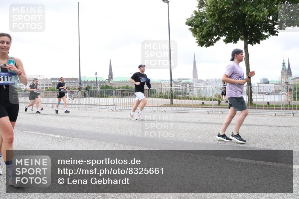 29.06.2025 - hella hamburg halbmarathon Lena Gebhardt http://msf.ph/oto/8325661 29.06.2025 10:57:42 Lombardsbrücke 5117, 13340, 1123, 1242, 1248, 1265, 1643, 2015, 2041, 2451, 2567, 2900, 3191, 3195, 3385, 3388, 3433, 3644, 3723, 3750, 3954, 4059, 4086, 4106, 4180, 4197, 4521, 4830, 5117, 5316, 5632, 5736, 5738, 6316, 6337, 6827, 6857, 6916, 7172, 7193, 7556, 7720, 7728, 7787, 8035, 8159, 8287, 8386, 8474, 8540, 8552, 8708, 8713, 8773, 8851, 8853, 8873, 9059, 9110, 9233, 9318, 9394, 9398, 9436, 9496, 9613 meine-sportfotos.de