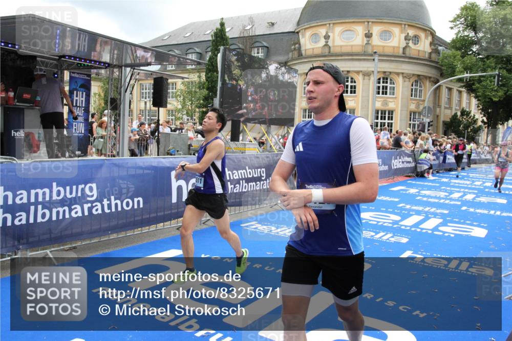 29.06.2025 - hella hamburg halbmarathon Michael Strokosch http://msf.ph/oto/8325671 29.06.2025 10:48:45 Ziel 1094, 2442, 4553, 9538, 10859, 12533, 14511, 15384, 17127 meine-sportfotos.de