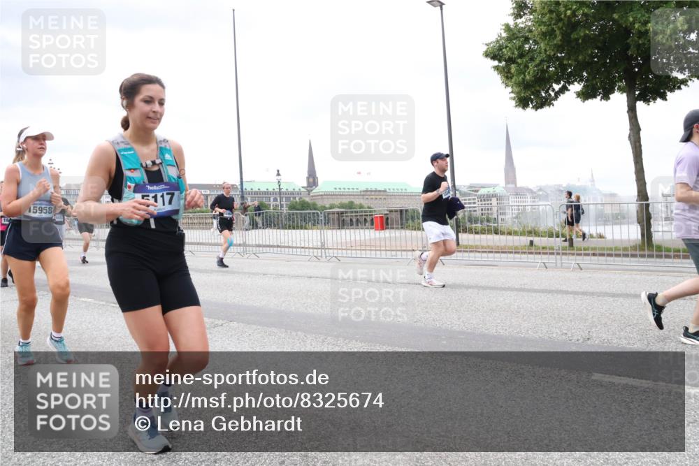 29.06.2025 - hella hamburg halbmarathon Lena Gebhardt http://msf.ph/oto/8325674 29.06.2025 10:57:43 Lombardsbrücke 16, 15958, 5117, 1123, 1242, 1248, 1265, 1643, 2015, 2041, 2451, 2567, 2900, 3191, 3195, 3385, 3388, 3433, 3644, 3723, 3750, 3936, 3954, 4059, 4086, 4106, 4180, 4197, 4429, 4521, 4830, 5117, 5316, 5632, 5736, 5738, 6316, 6337, 6827, 6857, 6916, 7172, 7193, 7556, 7720, 7728, 8035, 8159, 8287, 8386, 8474, 8540, 8552, 8708, 8713, 8773, 8851, 8853, 8873, 9059, 9110, 9233, 9318, 9394, 9398, 9436, 9496, 9613 meine-sportfotos.de