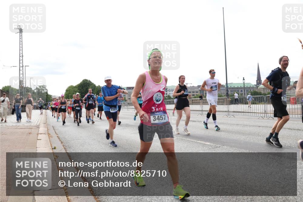 29.06.2025 - hella hamburg halbmarathon Lena Gebhardt http://msf.ph/oto/8325710 29.06.2025 10:23:20 Lombardsbrücke 9301, 18911, 3457, 7719, 1048, 1304, 1362, 1853, 2925, 3029, 3034, 4190, 4266, 4391, 4728, 4793, 5406, 5629, 6502, 6578, 6784, 6785, 6849, 7029, 7266, 7820, 7891, 8687, 8688, 8716, 8918, 8920, 9133, 9301, 9877, 9913, 10205, 10739, 11300, 11798, 11879, 12025, 12073, 12190, 12265, 12874, 13560, 14041, 14265, 14338, 14510, 14512, 14821, 15709, 16185, 16251, 16416, 16558, 17013, 17099, 17199, 17207, 17299, 17719 meine-sportfotos.de