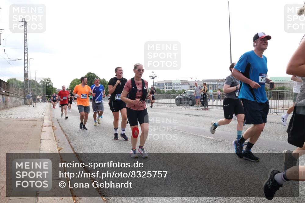 29.06.2025 - hella hamburg halbmarathon Lena Gebhardt http://msf.ph/oto/8325757 29.06.2025 10:37:42 Lombardsbrücke 2640, 6243, 173, 1022, 1276, 1337, 1475, 1578, 1799, 1819, 1985, 2016, 2199, 2486, 2640, 2853, 3230, 3246, 3633, 4097, 5139, 5146, 5171, 5186, 5522, 5560, 5790, 5875, 5940, 6243, 6362, 6697, 6821, 6955, 7085, 7124, 7235, 7244, 7321, 7350, 7544, 7696, 7777, 7823, 8811, 8843, 8985, 9247, 9288, 9524, 9895, 10159, 10506, 10836, 11087, 11543, 12123, 12254, 12472, 12824, 16680, 17798 meine-sportfotos.de