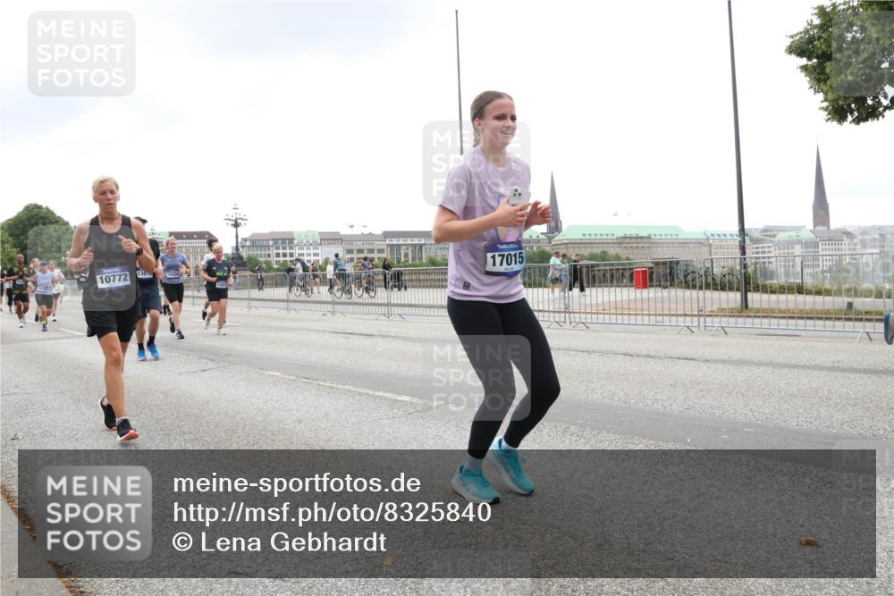 29.06.2025 - hella hamburg halbmarathon Lena Gebhardt http://msf.ph/oto/8325840 29.06.2025 10:47:22 Lombardsbrücke 10772, 1381, 13430, 17015, 1073, 1185, 1286, 1434, 1463, 1523, 1593, 1607, 1704, 1961, 2148, 2211, 2327, 2407, 2537, 2555, 2556, 2665, 2882, 2981, 2994, 3339, 4037, 4184, 4239, 4325, 4423, 4483, 4806, 4895, 4974, 4975, 5111, 5114, 5621, 5622, 5796, 5895, 5953, 6255, 6256, 6485, 6496, 6879, 6995, 7073, 7403, 7430, 7431, 7630, 7631, 7970, 8105, 8131, 8270, 8486, 8550, 8684, 8706, 8915, 8953, 8967, 9018, 9687, 11351, 11458, 11730, 11738 meine-sportfotos.de
