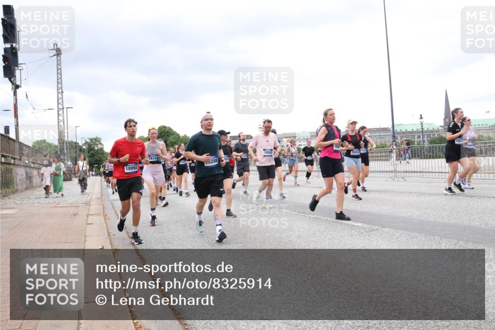 29.06.2025 - hella hamburg halbmarathon Lena Gebhardt http://msf.ph/oto/8325914 29.06.2025 10:57:44 Lombardsbrücke 16319, 18583, 18992, 17023, 5288, 13, 15033, 433, 17783, 1123, 1242, 1248, 1265, 1388, 1643, 2015, 2041, 2451, 2567, 2900, 3191, 3195, 3385, 3388, 3433, 3644, 3750, 3936, 3954, 4059, 4086, 4106, 4180, 4197, 4429, 4521, 4830, 5117, 5316, 5632, 5736, 5738, 6316, 6337, 6827, 6857, 6916, 7172, 7193, 7556, 7720, 7728, 8035, 8159, 8287, 8386, 8474, 8540, 8552, 8708, 8713, 8773, 8851, 8853, 8873, 9059, 9110, 9233, 9318, 9394, 9398, 9436, 9496, 9613 meine-sportfotos.de