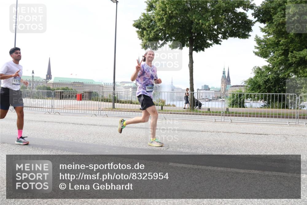 29.06.2025 - hella hamburg halbmarathon Lena Gebhardt http://msf.ph/oto/8325954 29.06.2025 10:12:56 Lombardsbrücke 11720, 10402, 1020, 1051, 1249, 1610, 1785, 1851, 1939, 2531, 2891, 2942, 2963, 2964, 3182, 3248, 3262, 4532, 4554, 5150, 5166, 5597, 5598, 6207, 7014, 7873, 7907, 8398, 8405, 8917, 8971, 9141, 10067, 10402, 10581, 11025, 11720, 12456, 13566, 13816, 14404, 14540, 14869, 15012, 15369, 15531, 16030, 16255, 16323, 16437, 16473, 16826, 16911, 17061, 17699, 17988, 17994, 18048, 18178, 18320, 18493, 18530, 18732 meine-sportfotos.de