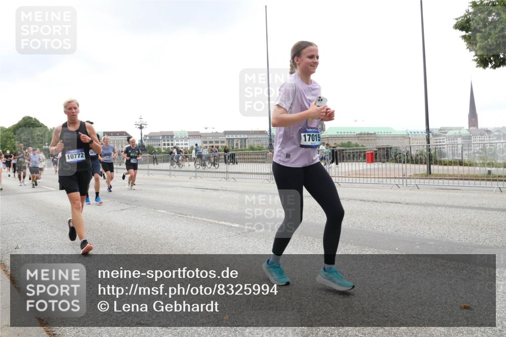 29.06.2025 - hella hamburg halbmarathon Lena Gebhardt http://msf.ph/oto/8325994 29.06.2025 10:47:22 Lombardsbrücke 10772, 381, 13430, 13431, 17015, 1073, 1185, 1286, 1434, 1463, 1523, 1593, 1607, 1704, 1961, 2148, 2211, 2327, 2407, 2537, 2555, 2556, 2665, 2882, 2981, 2994, 3339, 4037, 4184, 4239, 4325, 4423, 4483, 4806, 4895, 4974, 4975, 5111, 5114, 5621, 5622, 5796, 5895, 5953, 6255, 6256, 6485, 6496, 6879, 6995, 7073, 7403, 7430, 7431, 7630, 7631, 7970, 8105, 8131, 8270, 8486, 8550, 8684, 8706, 8915, 8953, 8967, 9018, 9687, 11351, 11458, 11730, 11738 meine-sportfotos.de