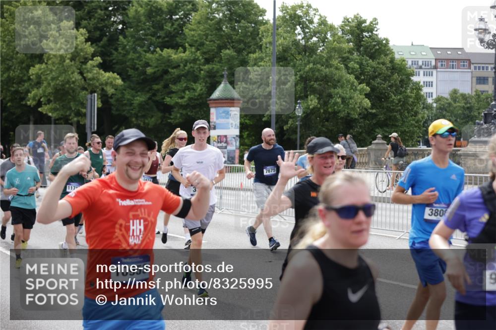 29.06.2025 - hella hamburg halbmarathon Jannik Wohlers http://msf.ph/oto/8325995 29.06.2025 10:39:49 Lombardsbrücke 1018, 1037, 1291, 1691, 2019, 2109, 2254, 2515, 2572, 2866, 2888, 3237, 3295, 3515, 3607, 3808, 3810, 4173, 4271, 4471, 4756, 5113, 5263, 5351, 5352, 5877, 5901, 5975, 6097, 6463, 6548, 6673, 6750, 6866, 6876, 6890, 6920, 7108, 7174, 7675, 7850, 8815, 9187, 9495, 10474, 10806, 10818, 10953, 11176, 11188, 11244, 11653, 11717, 11970, 11973, 12364, 12444, 12501, 12760, 13005, 13069, 13290, 13410, 13466, 13577, 13651, 14851, 15549, 15927, 16681, 17318 meine-sportfotos.de